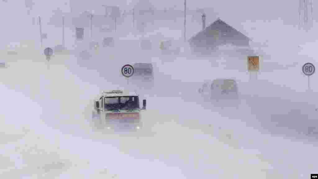 A truck drives through heavy snow near the town of Obilic in Kosovo. (epa/Valdrin Xhemaj)