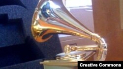 Së bashku me anëtarët e tjerë të grupit, Helm ka marrë çmimin për arritje jetësore në Grammys.