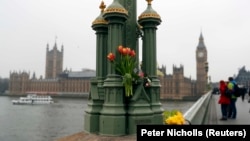Njerëzit kanë vendosur lule në Westminster Bridge në Londër ku ka ndodhur sulmi terrorist 