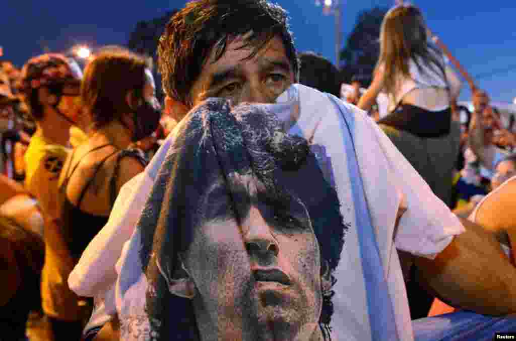 АРГЕНТИНА - Аргентинскиот претседател Алберто Фернандез прогласи тридневна жалост за смртта на легендарниот фудбалер Диего Армандо Марадона.