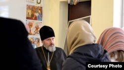 Архиепископ Климент общается с семьями захваченных украинских моряков