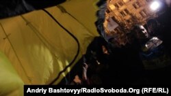 День Свободи відзначили встановленням намету та бійкою