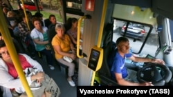 Пассажиры маршрутного такси Мосгортранса в Москве