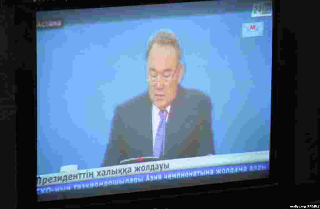 Традиционное послание президента Казахстана народу Казахстана в этом году не показывалось в прямом эфире местных телеканалов. Нурсултан Назарбаев зачитывал свое обращение не в здании парламента, как это было ранее, во Дворце Независимости. В послании от 17 января 2014 года президент Казахстана призвал увеличить среднюю продолжительность жизни, построить в стране АЭС и пообещал повышение уровня пособий по инвалидности и стипендий.&nbsp;