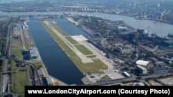 Взлетно-посадочная полоса и инфраструктура London City Airport​.
