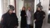Анастасия Васильева и Вадим Ладягин на входе в больницу в Окуловке