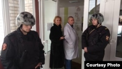 Анастасия Васильева и Вадим Ладягин на входе в больницу в Окуловке
