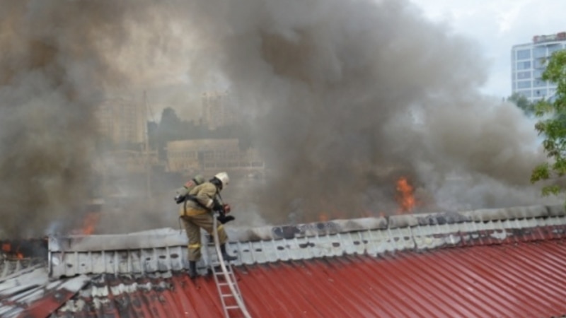 Севастополь: спасатели ночью тушили пожар на крыше дома, эвакуировали больше 20 человек