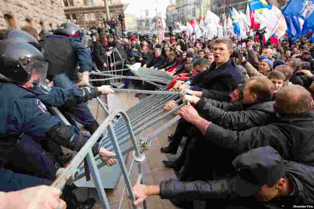 Ukraine -- police and opposition supporters fight near Kyiv city council, Kyiv, 02Oct2013