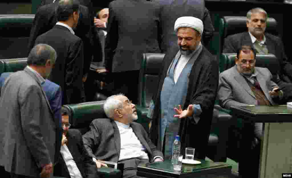 ظریف در مجلس؛&zwnj; هفته گذشته محمدجواد ظریف در مجلس حضور یافت و به سئوالات نمایندگان پاسخ گفت.