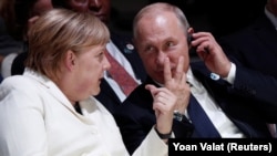 Путин и Меркель. Фото 11 ноября 2018 года.
