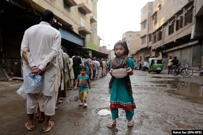 Në Lahore të Pakistanit, njerëzit presin në radhë për të marrë racione ushqimore falas. Maj, 2020.