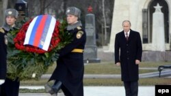 Владимир Путин возлагает венок на Национальном кладбище на проспекте Фиумеи, которое также называют Керепеши