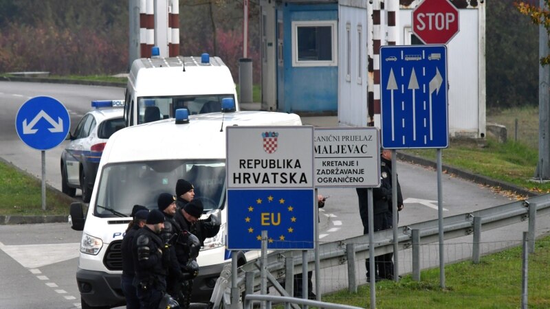 Приведени мигранти кои нелегално преминале од Хрватска во Словенија