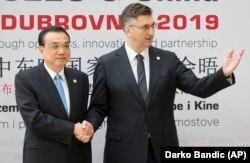 Kryeministri i Kinës Li Keqiang dhe ai kroat Andrej Plenkoviq, gjatë samitit të mbajtur në Dubrovnik.