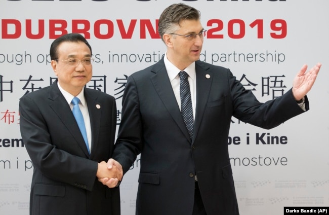 Kryeministri i Kinës Li Keqiang dhe ai kroat Andrej Plenkoviq, gjatë samitit të mbajtur në Dubrovnik.