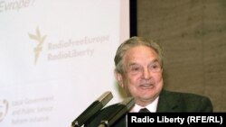 Belli maliýeçi we filantrop Jorj Soros Azat Ýewropa we Azatlyk Radiosynda geçirilen konferensiýada, 26-njy aprel 2007-nji ýyl.