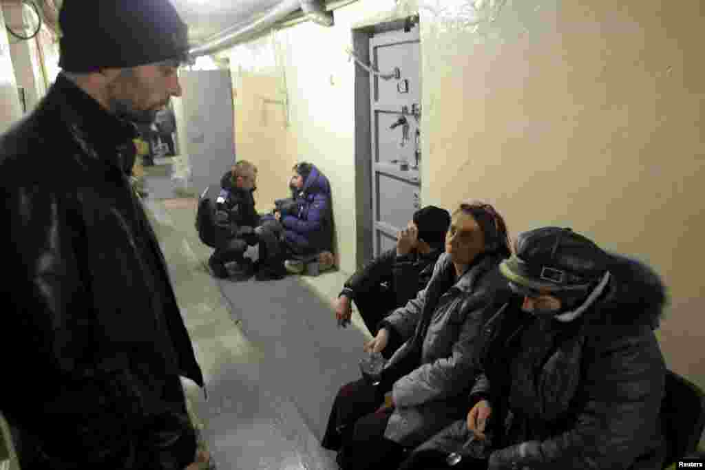 Люди знайшли прихисток всередині підвального приміщення місцевого відділку міліції ВІДЕО