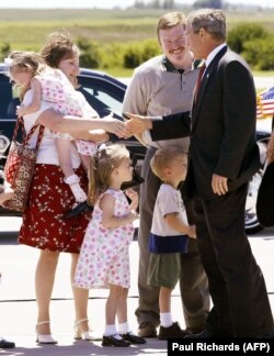 Президент США Джордж Буш и Бобби Маккой с мужем и детьми