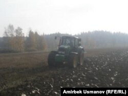 Долни Либоховице кооперативинин жерин John Deere трактору айдап жүрөт. 10-ноябрь 2011