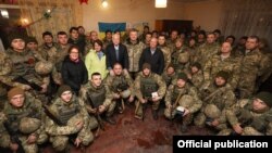 Американські сенатори разом з військовими і президентом України у командному пункті під Маріуполем, 31 грудня 2016 року
