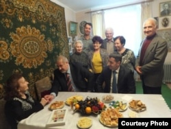 Сание Налбандова в день 95-летия получает поздравления от Председателя Меджлиса крымскотатарского народа Рефата Чубарова. 1 ноября 2013 года