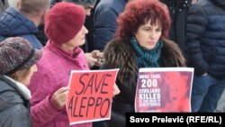 Stotinak okupljenih je nosilo transparente sa natpisima „Spasite Alep“, „Zaustavite rat protiv djece“