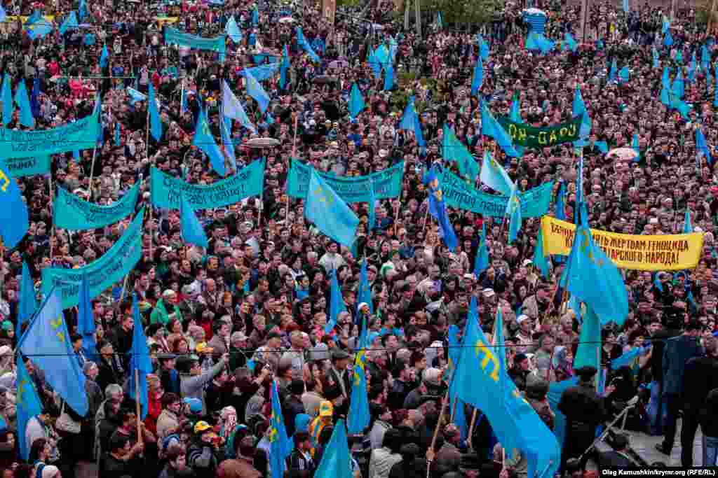 Рік 2014-й, Сімферополь, селище Ак-Мечеть. Незважаючи на протидію російської влади Криму, число присутніх на жалобному мітингу кримських татар не поменшало. Особливо впадає в очі відсутність державних прапорів України: синьо-жовті стяги і тризуби &ndash; під фактичною забороною. 