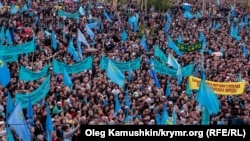Всекрымский траурный митинг на окраине Симферополя 18 мая 2014 года.