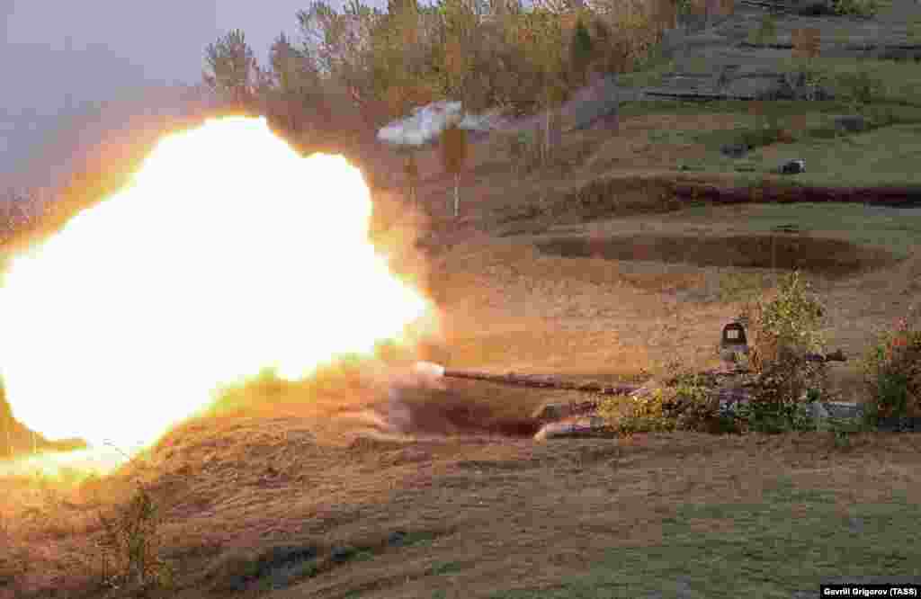 Tanks fire from hull-down positions in Russia&#39;s Kemorovo region during the war games on September 19.&nbsp;