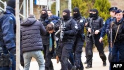 კოსოვო 2018 წლის 26 მარტი: კოსოვოელ სამართალდამცველებს პრიშტინაში პოლიციის განყოფილებაში მიჰყავთ მაღალი რანგის სერბი ოფიციალური პირი, მარკო ჯურიჩი 
