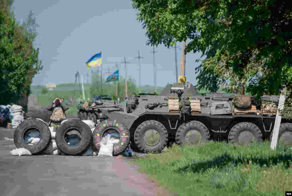 Ukrayna hərbçiləri Slavyansk yaxınlığındakı nəzarət məntəqəsində keşik çəkirlər. 