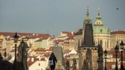 Карловият мост в Прага никога не може да бъде видян празен. Освен по време на пандемия