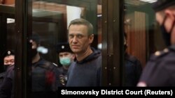 Руският опозиционер Алексей Навални минути преди огласяването на присъдата му. Стоп кадър от видео на съдебната институция в Москва, 2 февруари 2021 г.