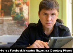 У часи Януковича Подоляк не був держслужбовцем, однак мав не менш цікаву політичну біографію