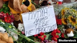 Ukraine -- Bunches of flowers and poster "Putin, world had not excuse" are near the embassy of the Netherlands in memory of killed people, Kyiv, 21Jul2014