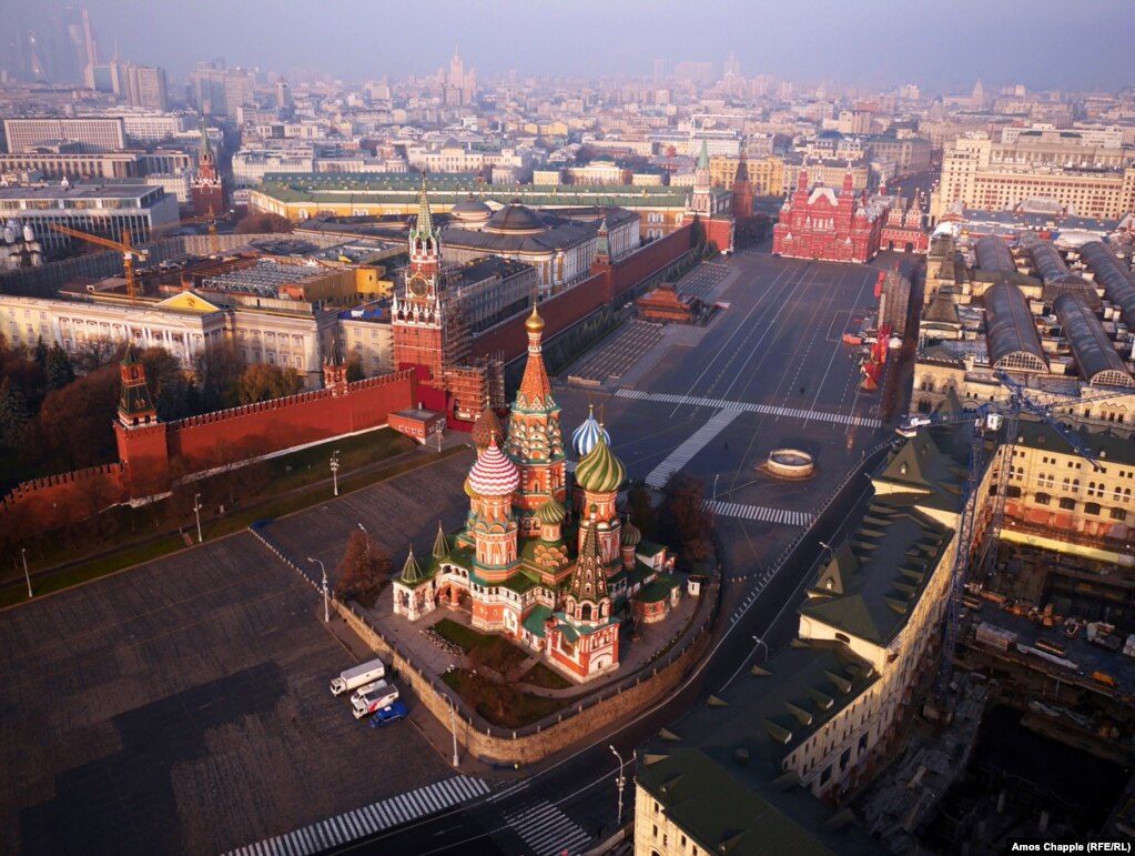 Москва, Россия. Красная площадь осенним утром.