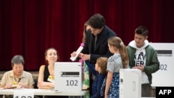 Justin Trudeau votând luni, în alegerile generale, 21 octombrie 2019 