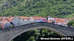 Aktivisti na Starom mostu, foto: Mirsad Behram