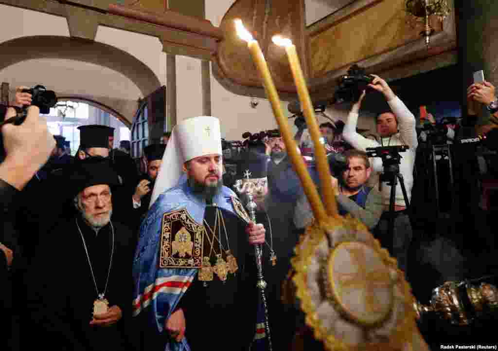 Предстоятель Православної церкви України митрополит Епіфаній заходить до Патріаршого Храму Святого Георгія.