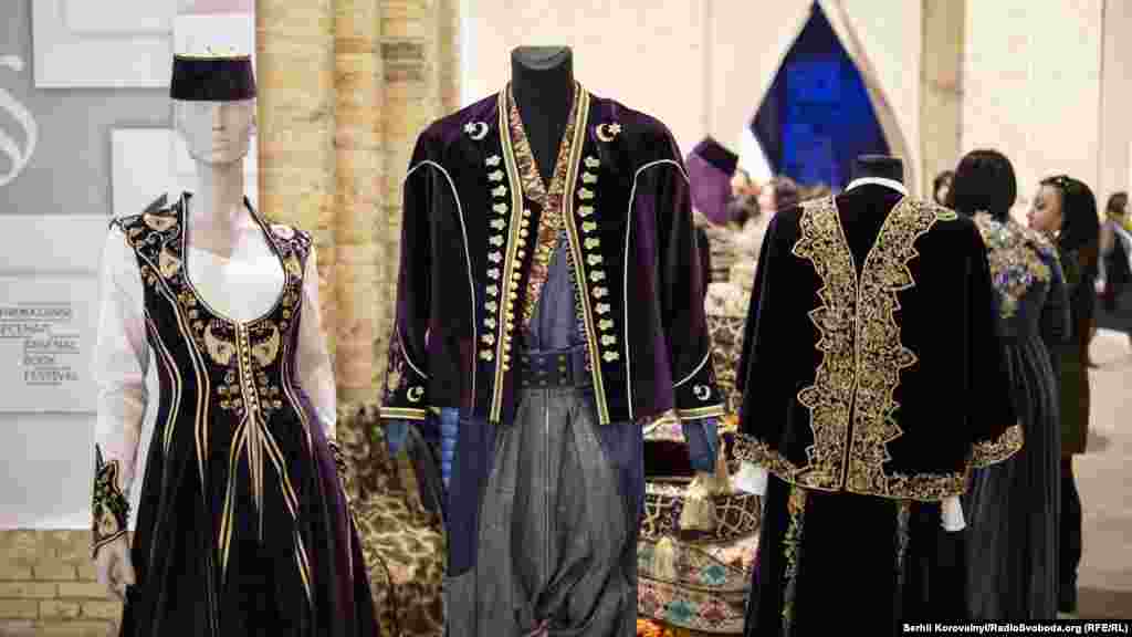 Традиційні костюми кримських татар, представлені в рамках програми Къырым&raquo;. Ця кримсько-татарська спецпрограма ставить собі на меті ознайомити широку аудиторію з культурним життям кримських татар, їхньою історією та повсякденням