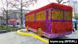 Праздничный троллейбус на площади Куйбышева в Симферополе
