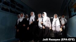 شماری از شاگردان دختر در افغانستان