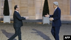 Fransa prezidenti François Hollande ABŞ Dövlət katibi Jhon Kerry ilə görüşərkən