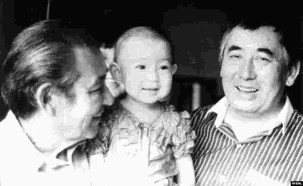 Каришал Асанов (справа) со своим сватом и внучкой Акиной. - Свою внучку Каришал Асанов назвал в честь тогдашнего президента Филиппин Акино Корасон.