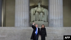 Трамп с супругой Меланией у мемориала Линкольна в центре Вашингтона 