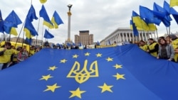 Një flamur i BE-së me emblemën kombëtare të Ukrainës shpaloset gjatë një tubimi në Sheshin e Pavarësisë në Kiev, Ukrainë. (Fotografi nga arkivi)