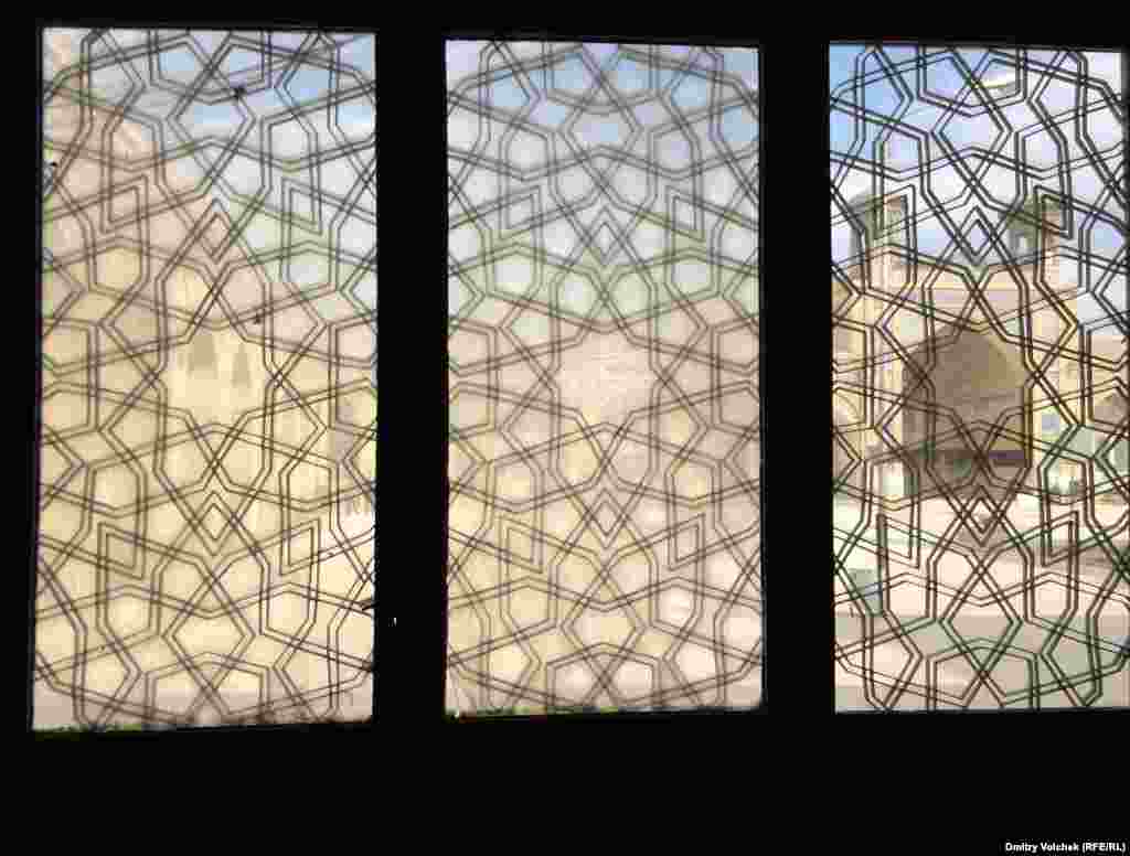 За узорчатым окном мечети&nbsp;​&ndash; большая площадь, на которой устроен специальный загон для голубей. Ислам запрещает изображать людей и животных, но делает исключение для птиц