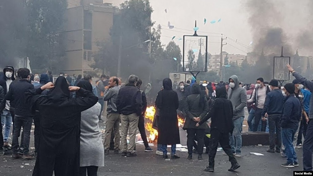 صحنه‌ای از اعتراض‌های سراسری آبان ۹۸ در ایران