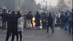 عفو بین‌الملل می‌گوید دست‌کم ۳۰۴ مرد، زن و کودک در جریان سرکوب «بی‌رحمانه» اعتراضات آبان ماه کشته شده‌اند.
